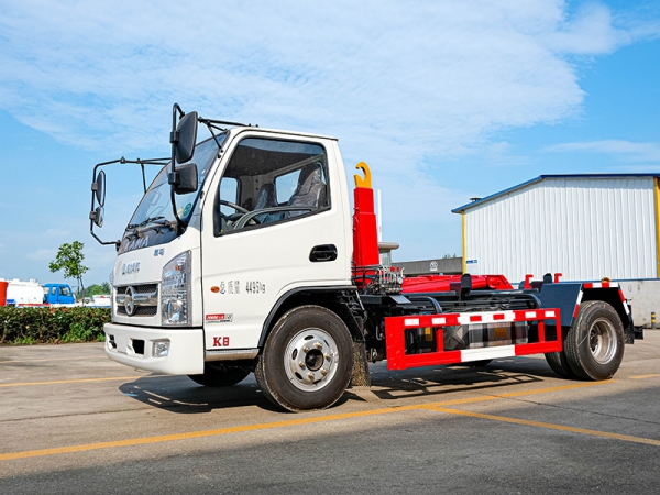 凱馬藍(lán)牌建筑勾臂垃圾車(chē)